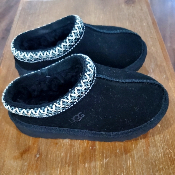 UGG Black Kids Slippers with White Trim - Picture 1 of 11